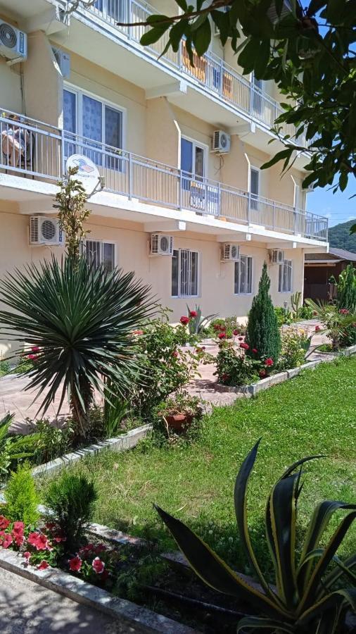 Dionisy Guest House Pizunda Exterior photo