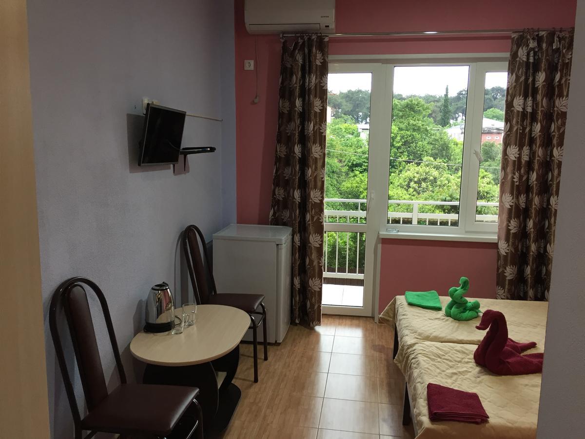 Dionisy Guest House Pizunda Exterior photo