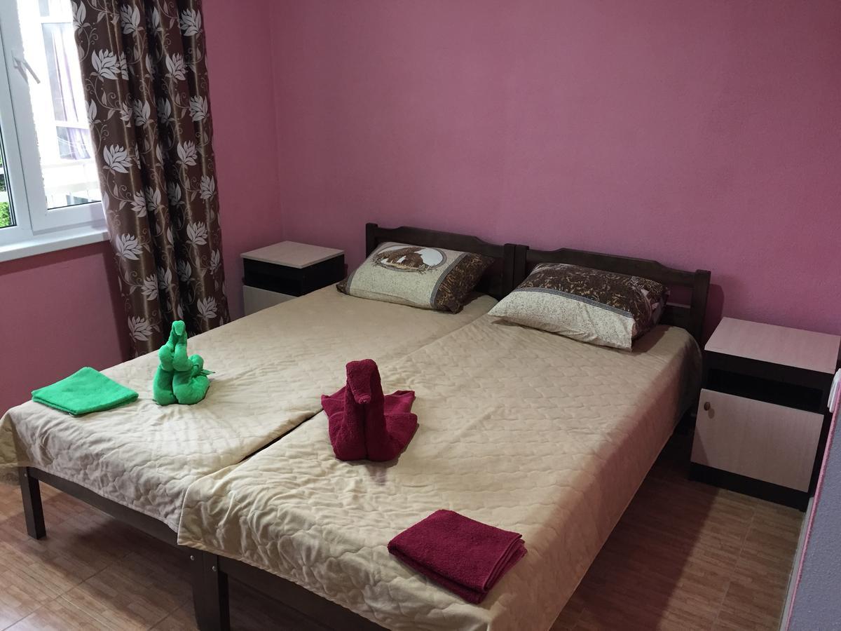 Dionisy Guest House Pizunda Exterior photo