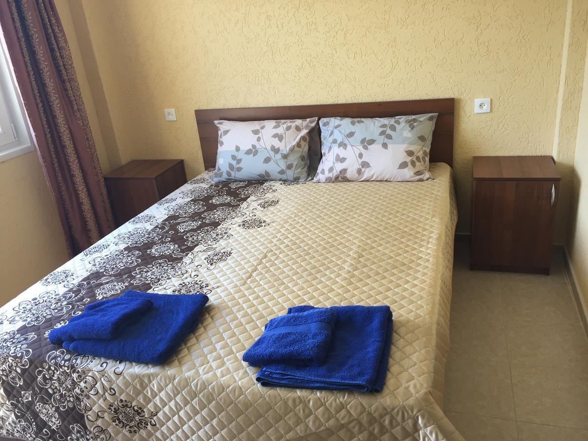Dionisy Guest House Pizunda Exterior photo